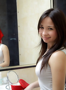  sex pics Beautiful Asian teen pleasures her, close up , amateur  bath
